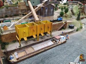 Chargement du gravier dans la péniche.
